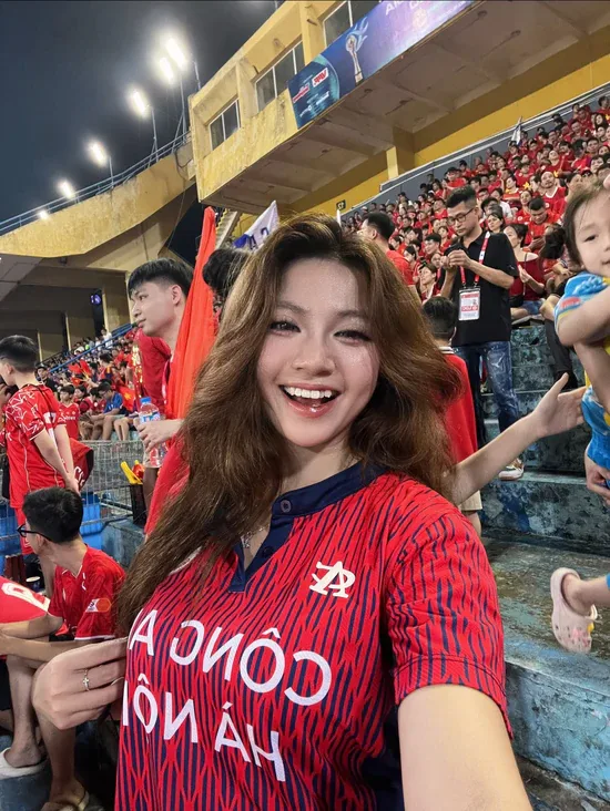 Phương Anh Hoài gây chú ý với loạt khoảnh khắc trên sân của đội cheerleader Công an Hà Nội